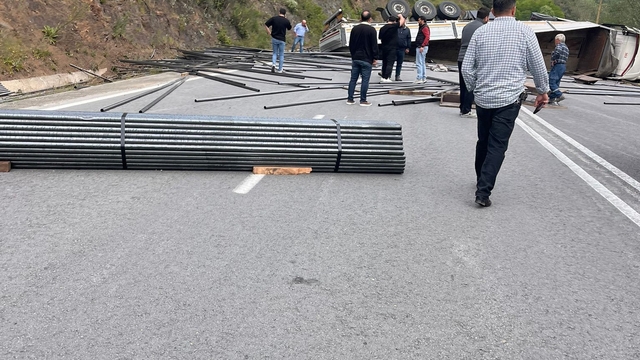 Çubuk demir yüklü tır devrildi, OSB yolu trafiğe kapandı