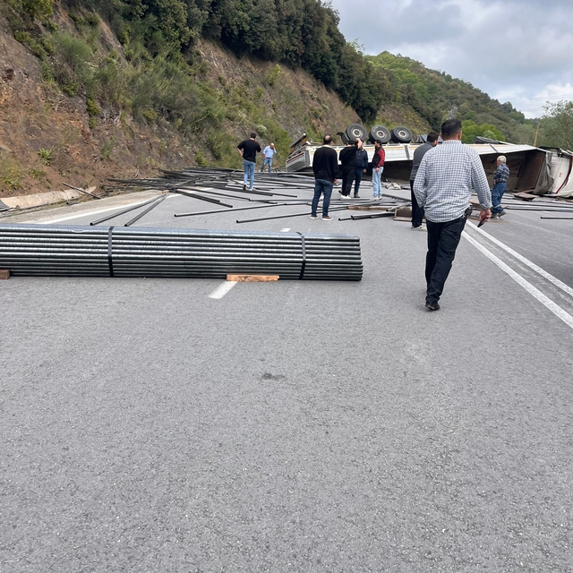 Çubuk demir yüklü tır devrildi, OSB yolu trafiğe kapandı