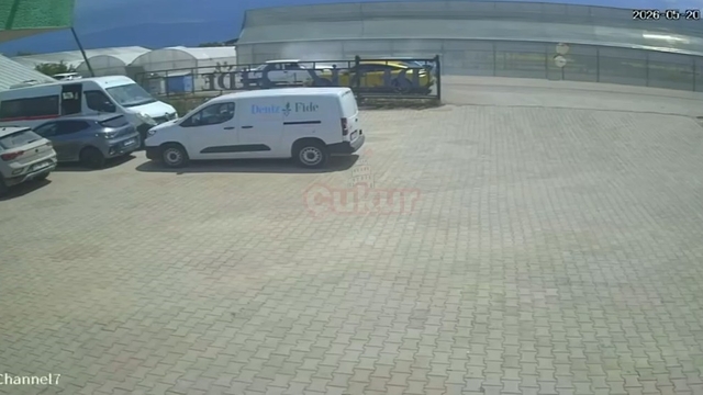 Antalya'da iki Tofaş kafa kafaya çarpıştı: 4 yaralı
Kaza anı güvenlik kamerasına yansıdı