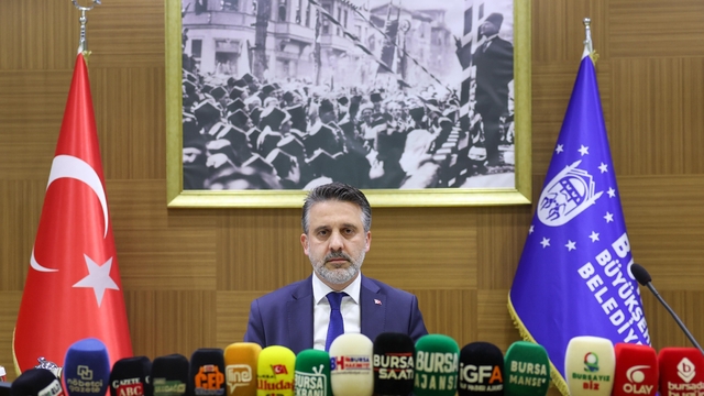 Bursa'da kentsel dönüşüm için kredi paketi müjdesi geliyor
Bursa Büyükşehir Belediye Başkanvekili Şahin Biba:
"2 defa Çevre Şehircilik Bakanımızla görüştük. Dönüşümde kredi desteği paketinin 1 ay içerisinde sonuçlanmasını bekliyoruz"
"En fazla riskli yapı Osmangazi bölgesinde, Çarşamba Altıparmak 40 bin kişiyi ilgilendiren bir bölge. Dolayısıyla muhtemel deprem konusunda bizim müdahalemiz bile söz konusu olamayacaktır"
"Nilüfer'de de 2007 yılından önce yapılan bütün binalar da riskli yapı kapsamında"
"Bakanlığımızın açıklayacağı dönüşümdeki kredi destek paketi Bursa'ya ciddi nefes aldıracaktır"