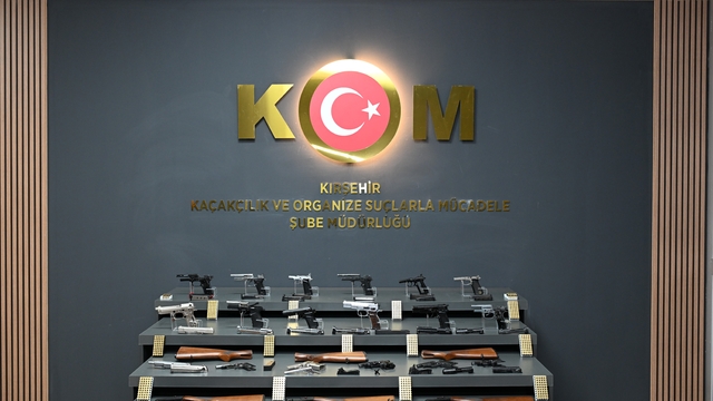 Kırşehir'de kaçak silah operasyonu: 1 gözaltı
Operasyonlarda çok sayıda silah parçası ve fişek ele geçirildi