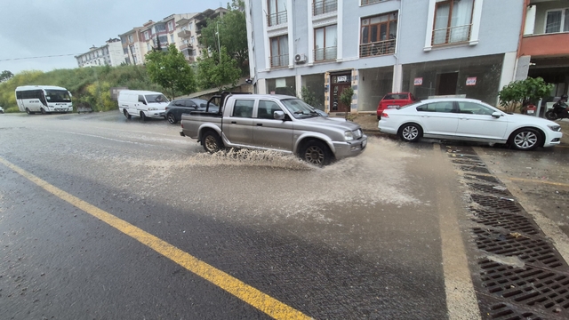 Süleymanpaşa'da şiddetli sağanak: Yollar dereye döndü