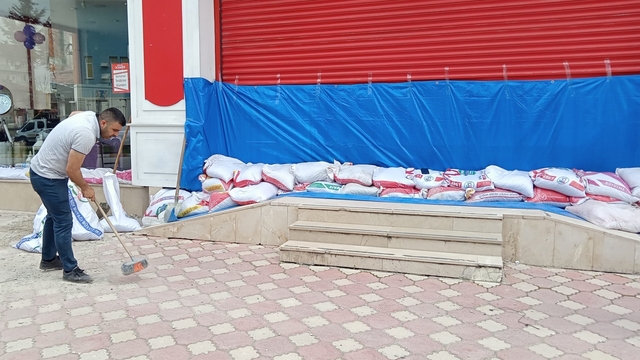 Turhal'da taşkın riski nedeniyle esnaf önlem aldı