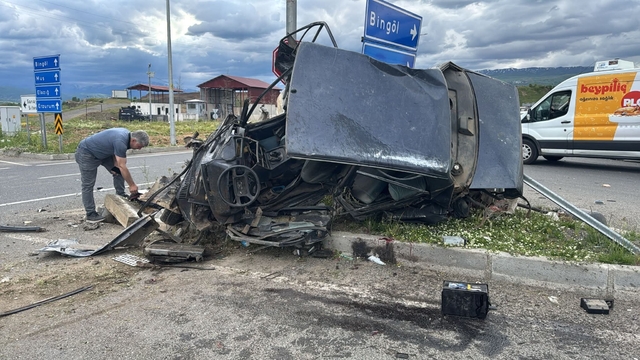 Bingöl'de hayvan yüklü kamyon otomobillere çaptı: 1'i ağır 2 yaralı