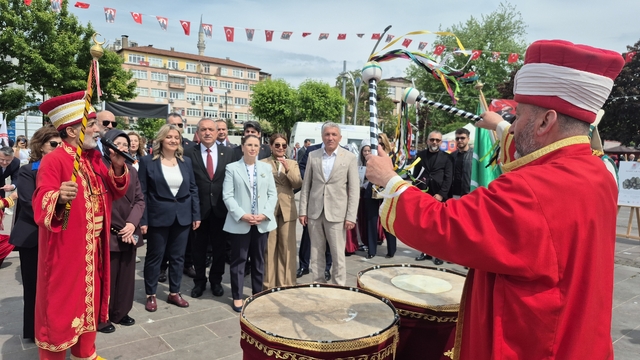Yöresel ürünlere mehteranlı tanıtım
Bıçakla kesilen manda yoğurdu, dondurma külahında ikram edildi
İsmini görüntüsünden alan "pumpum" çorbası yoğun ilgi gördü