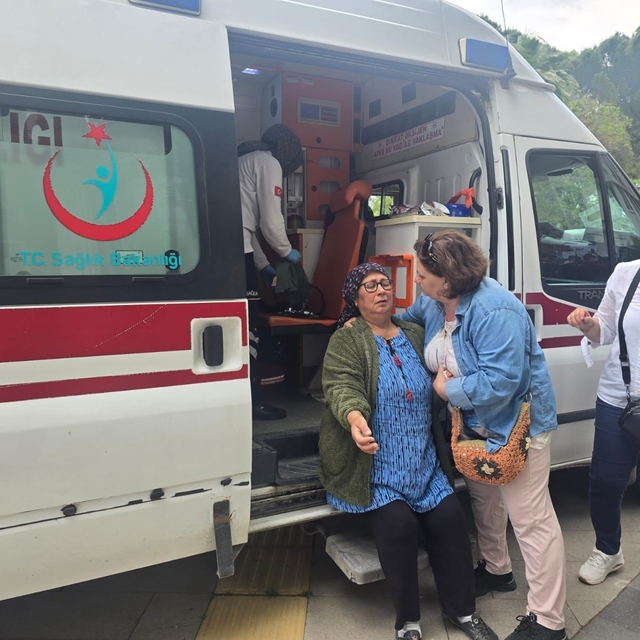 Hastaneden dönüşü kaza; 3 yaralı
Kontrolden çıkan araç bariyere sağlandı