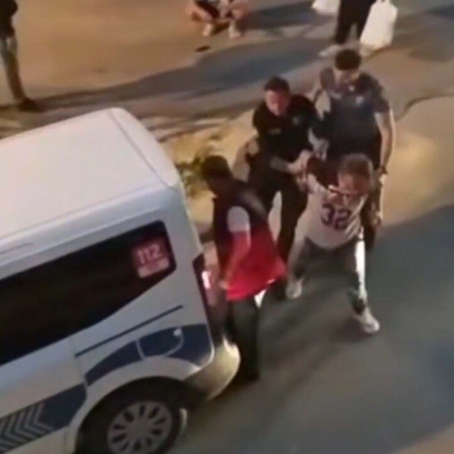 Kuşadası'nda araçlara zarar veren alkollü kişi gözaltına alındı