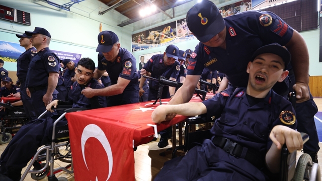 Aksaray'da özel gençlerin bir günlük askerlik heyecanı