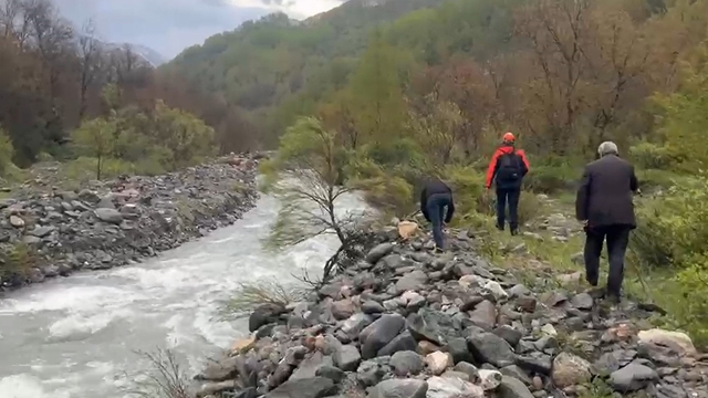 Köprüden düşen kadın akıntıya kapıldı