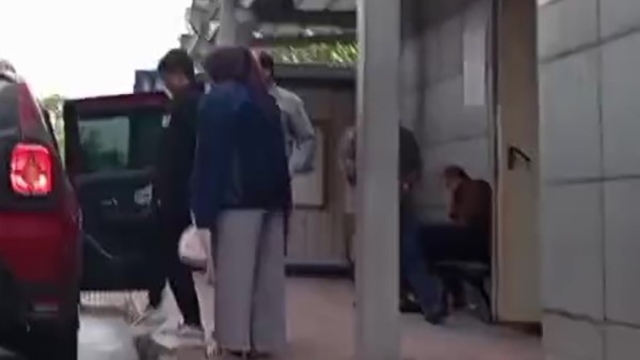 Kamyonetin altında kaldılar, yürüyerek taburcu oldular