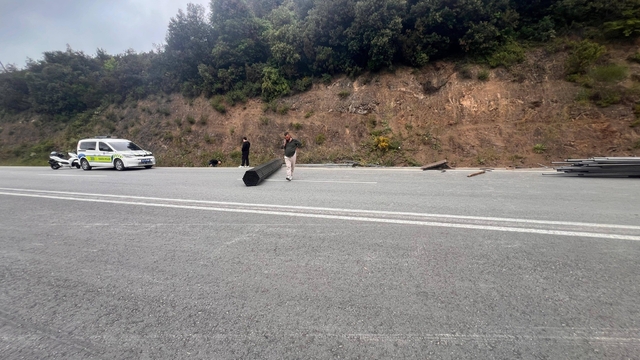 OSB yolunda kontrolden çıkan tır devrildi: 1 yaralı