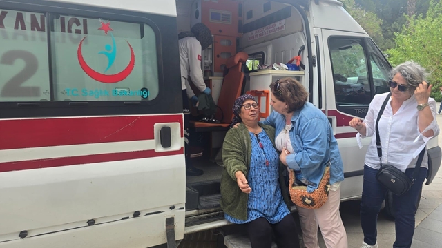 Hastaneden dönüşü kaza; 3 yaralı
Kontrolden çıkan araç bariyere sağlandı