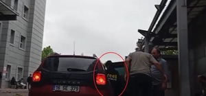 Hafif ticari aracın anne ve çocuğunu altına alıp, sürüklediği kaza kamerada...