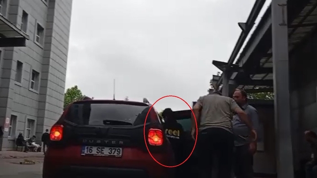 Hafif ticari aracın anne ve çocuğunu altına alıp, sürüklediği kaza kamerada (3)
