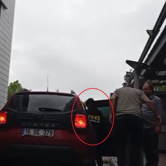 Hafif ticari aracın anne ve çocuğunu altına alıp, sürüklediği kaza kamerada...