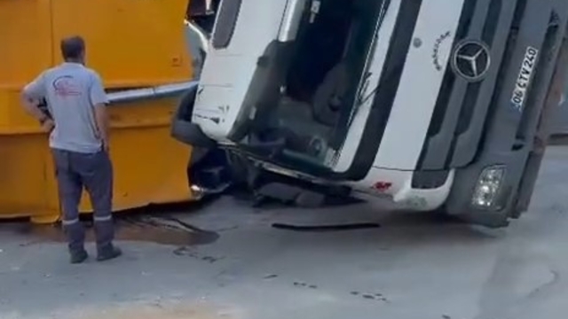 Edirne'de yüklü hafriyat kamyonu damperini kaldırınca devrildi
