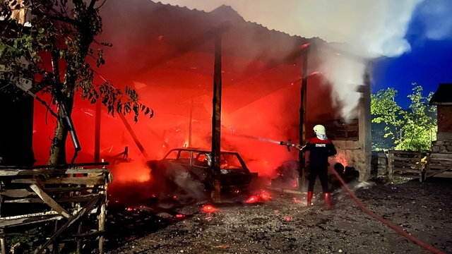 Tokat'ta çıkan yangında otomobil, garaj ve odunluk kullanılamaz hale geldi
