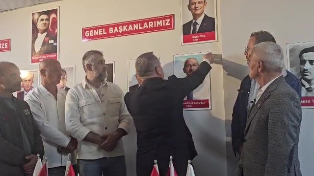 Parti binasından Kılıçdaroğlu'nun fotoğrafı kaldırıldı
CHP Akçakoca İlçe Başkanı Tuğrul Abanoz:
"Bu resmi biz indiriyoruz. Oldu da mutlak butlan gelirse, sizin resminizi geri asacak yeni yönetimi ve başkanı da bulursunuz"