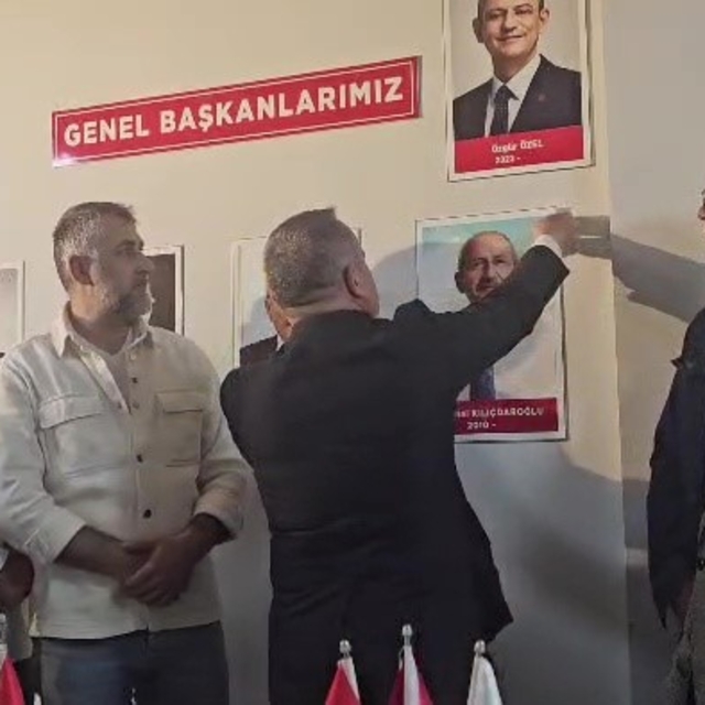 Parti binasından Kılıçdaroğlu'nun fotoğrafı kaldırıldı
CHP Akçakoca İlçe Ba...