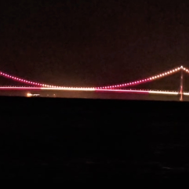 Çanakkale Köprüsü sarı kırmızılı renklerle aydınlatıldı