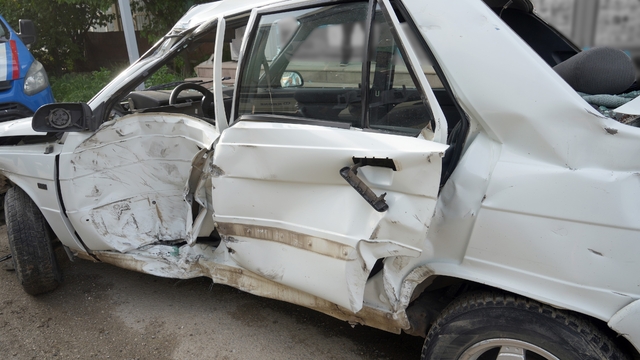 Otomobil park halindeki tıra çarptı: 2 kişi yaralandı, tır şoförü kalp krizi geçirdi