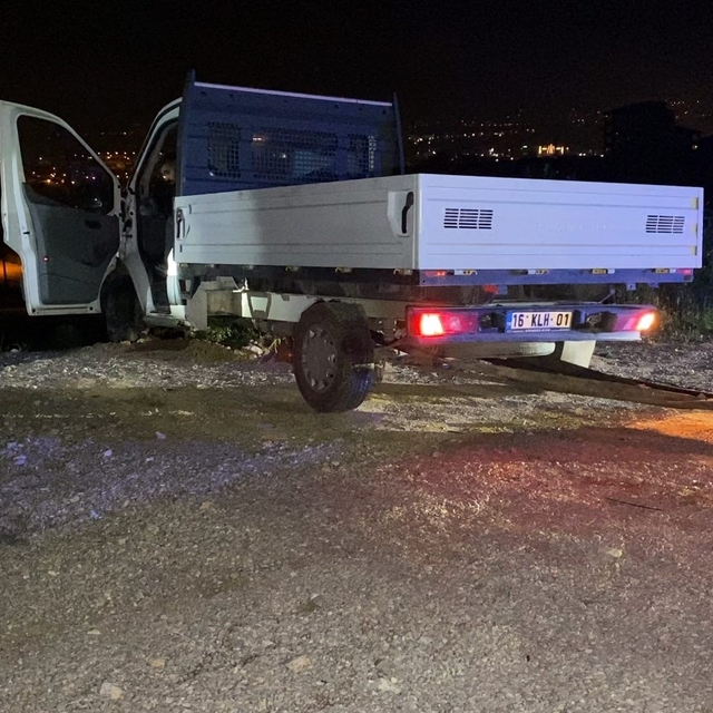 Direksiyon hakimiyetini kaybeden alkollü sürücü şarampole uçtu