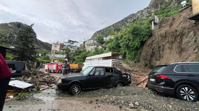 Hatay'da sağanak yağış nedeniyle müstakil ev çöktü: 1 ölü, 2 yaralı
