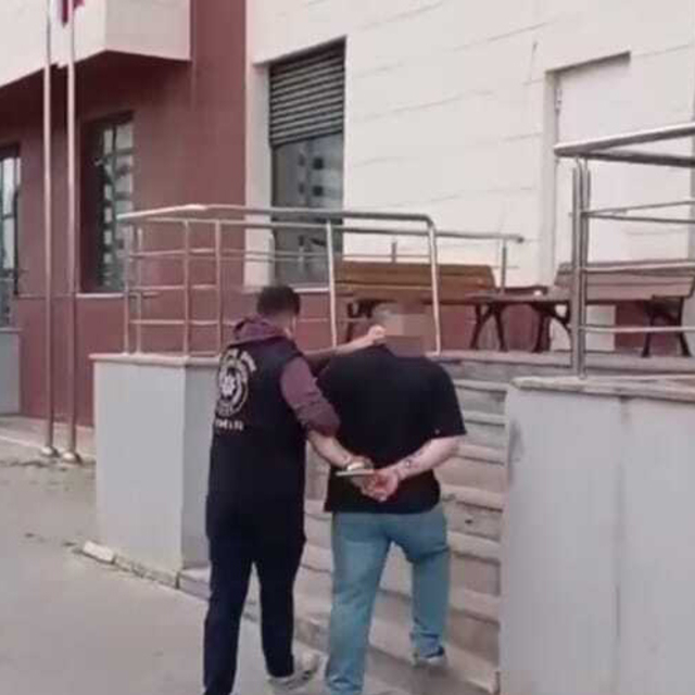 İzmir'de aranan şüphelilere şafak operasyonu: 157 gözaltı
