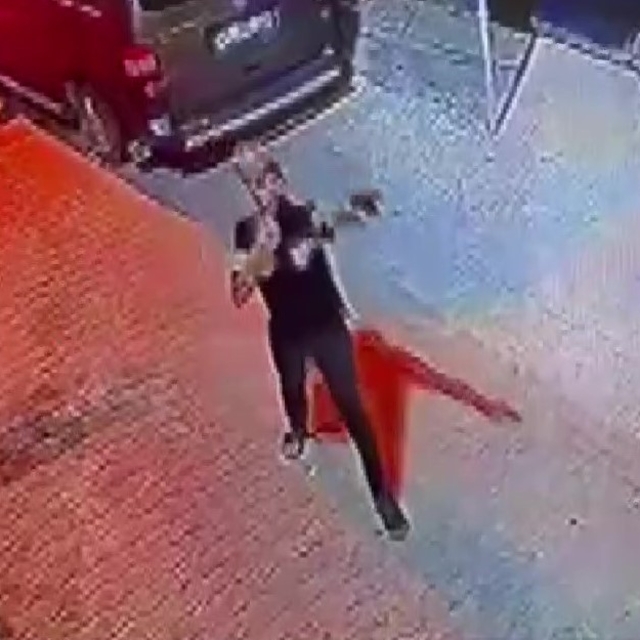 Silahı ateş almayınca panikledi, sonra yeniden ateş açtı... O anlar kamerad...