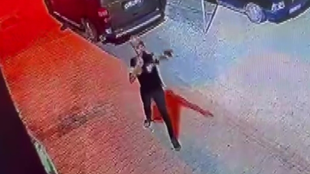 Silahı ateş almayınca panikledi, sonra yeniden ateş açtı... O anlar kamerada