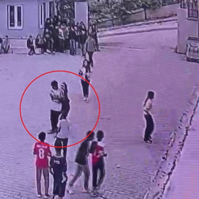 Poğaça yediği esnada nefes alamayan öğrenciyi, öğretmen heimlich manevrasıy...