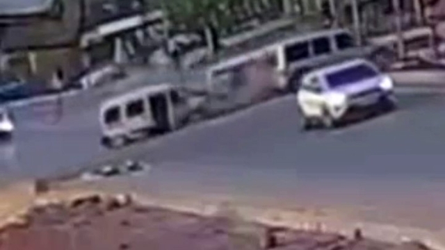 Yüksekova'da 11 kişinin yaralandığı zincirleme kaza kamerada