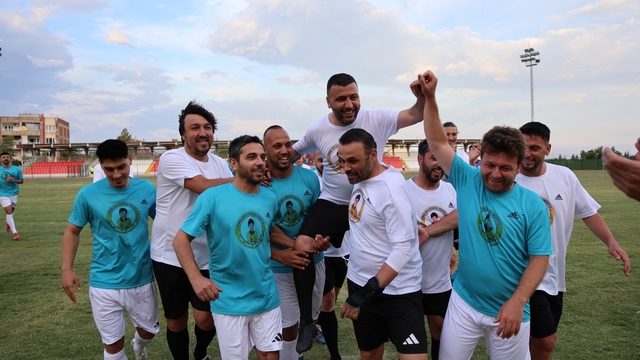 Sökespor altyapısında futbola başlayan Taşdemir, sahalara veda etti