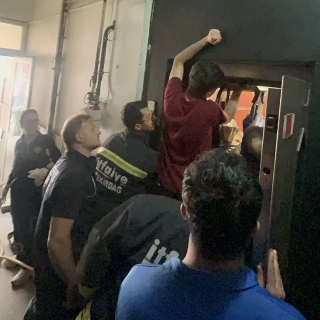 İtfaiye erlerinin en zor anı: Gözyaşları içinde haykıran gencin sıkışan kol...