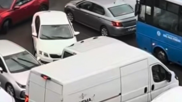 Gaziantep'te kitlenen trafiği otobüs şoförü açtı