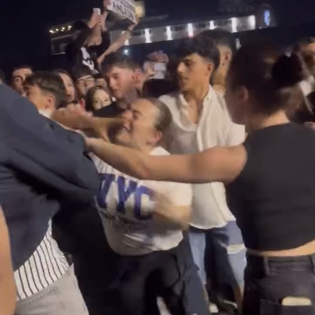 Konserde tekme ve yumruklar havada uçuştu