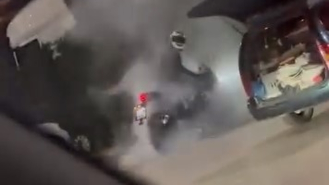 Akaryakıt istasyonu içinde lastik yakan motosiklet böyle görüntülendi