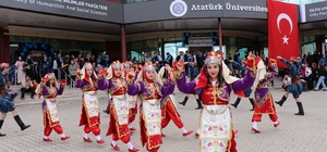 Oltu'da üniversitelilerin mezuniyet coşkusu