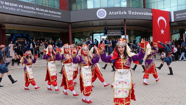 Oltu'da üniversitelilerin mezuniyet coşkusu