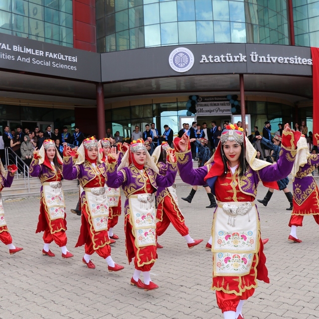 Oltu'da üniversitelilerin mezuniyet coşkusu