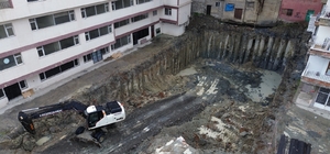 Temel kazısında meydana gelen zemin kayması nedeniyle 6 bina tedbir amaçlı...