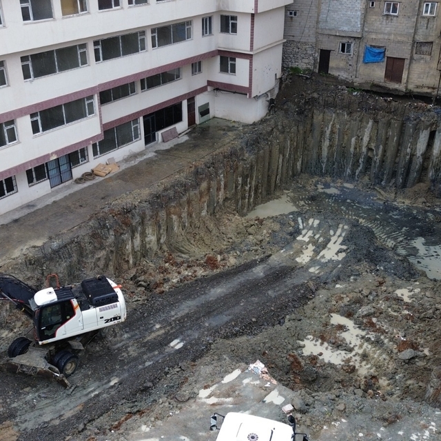 Temel kazısında meydana gelen zemin kayması nedeniyle 6 bina tedbir amaçlı...