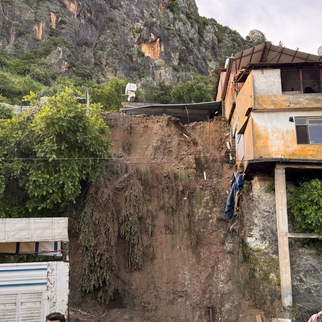 Hatay'da Asri Nehri taştı, sağanakta köprü ve yollar ile bir ev çöktü; 1 öl...