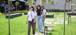 Mersin'de Kırmızı Lacivert Kent Meydanı vatandaşların kullanımına açıldı