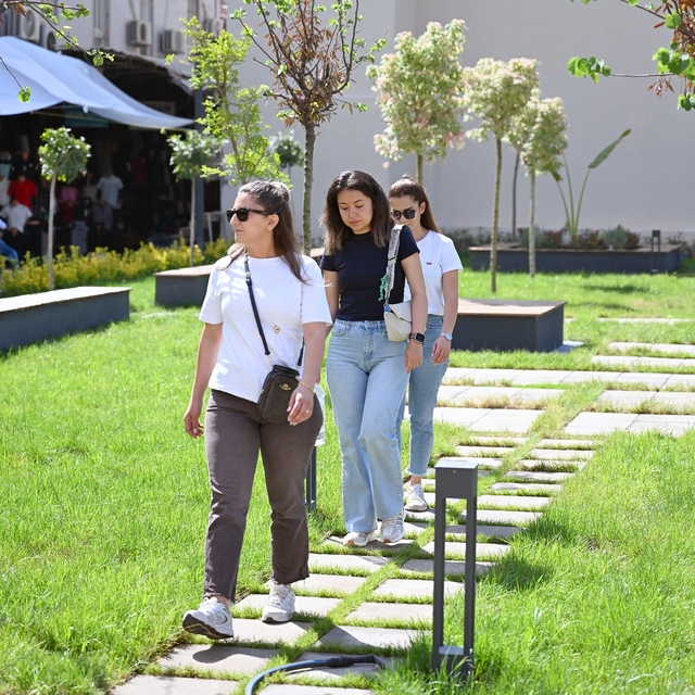 Mersin'de Kırmızı Lacivert Kent Meydanı vatandaşların kullanımına açıldı