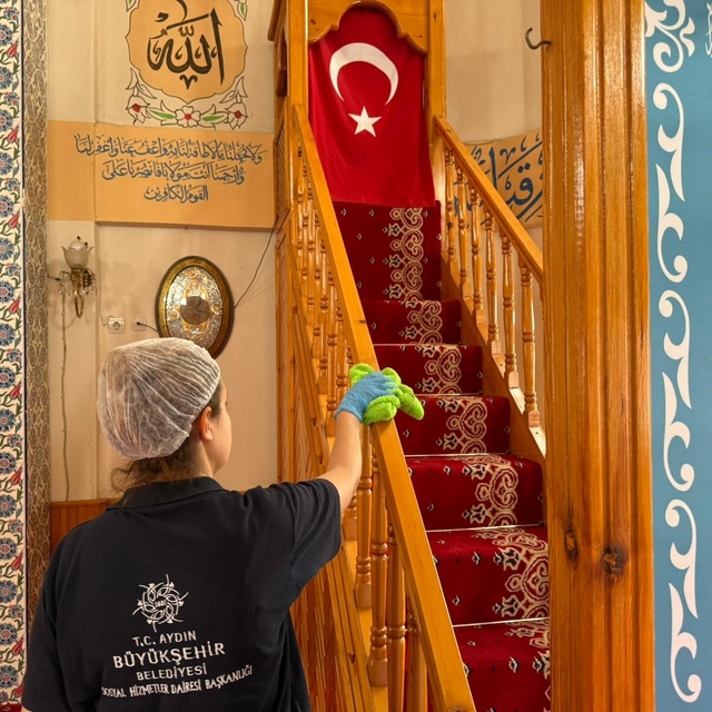 Aydın Büyükşehir Belediyesi'nden bayram öncesi camilerde temizlik