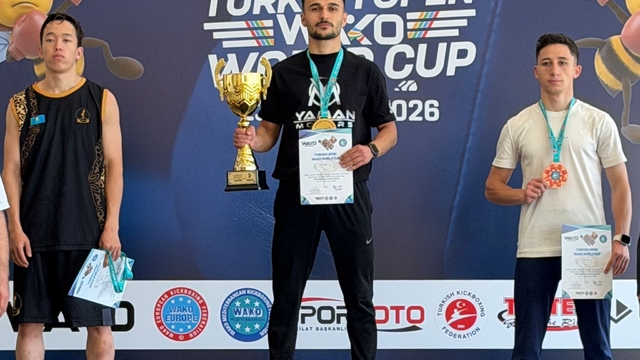 15 yıl önce okul seçmelerinde başladığı kick boksta dünya şampiyonu oldu