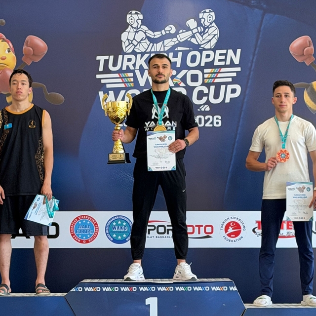 15 yıl önce okul seçmelerinde başladığı kick boksta dünya şampiyonu oldu