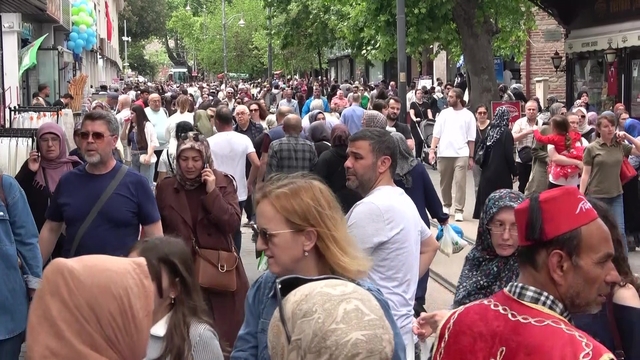 Bursa'da bayram yoğunluğu başladı: Kasapta da şekercide de hareketlilik yaşanıyor