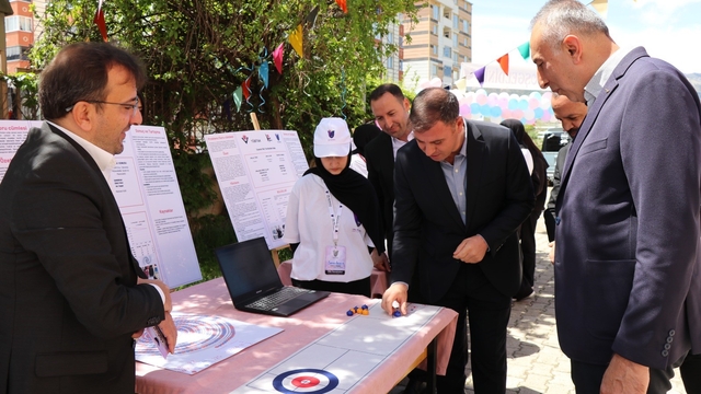 Yıl sonu sergisi şenliğe döndü